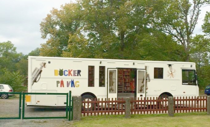 Bokbussen "Böcker på väg" kommer på besök